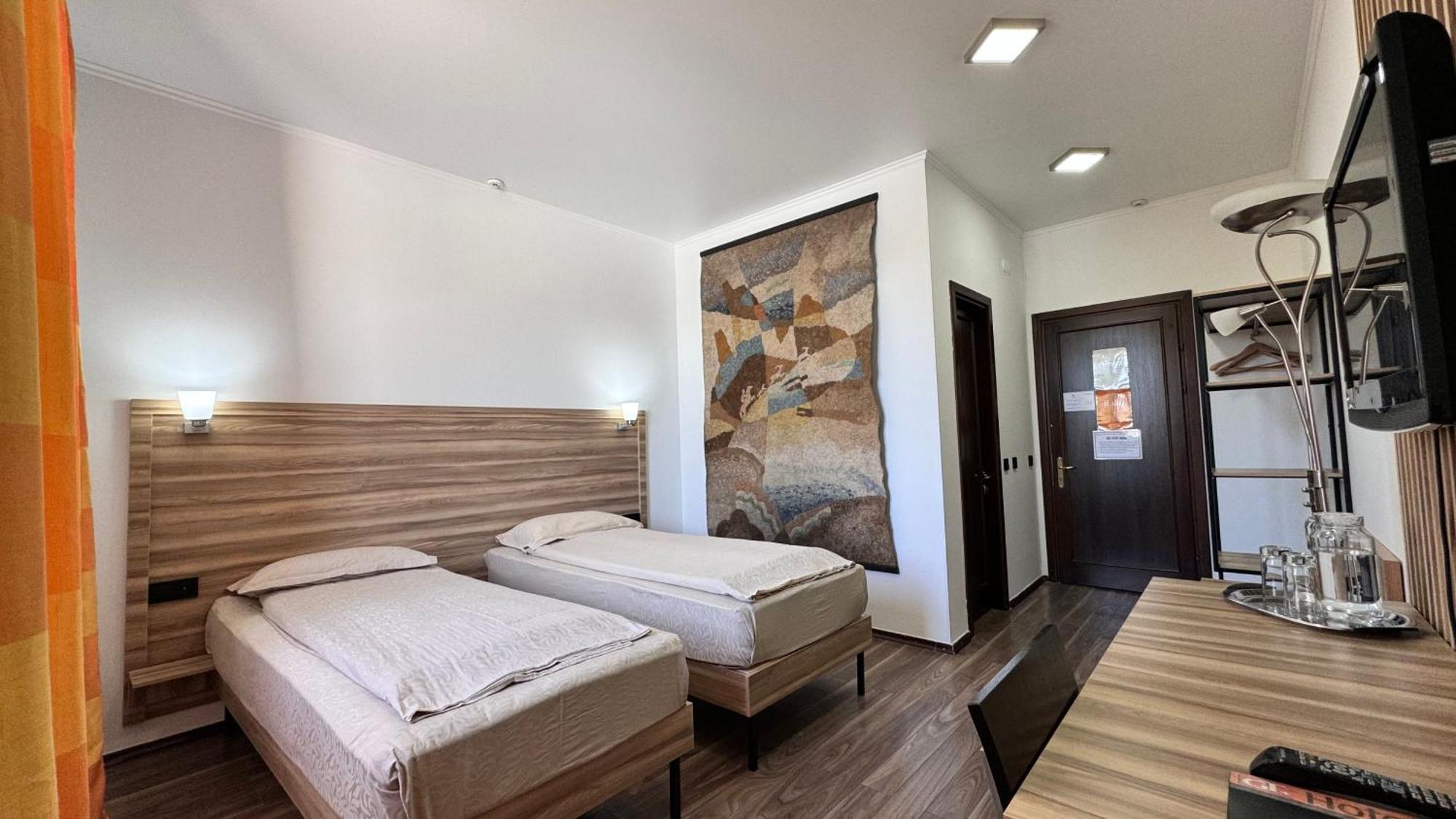 Amir Hotel Karakol Eksteriør billede