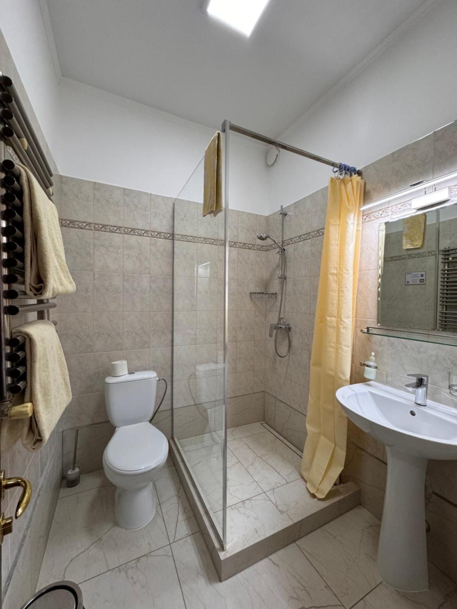 Amir Hotel Karakol Eksteriør billede