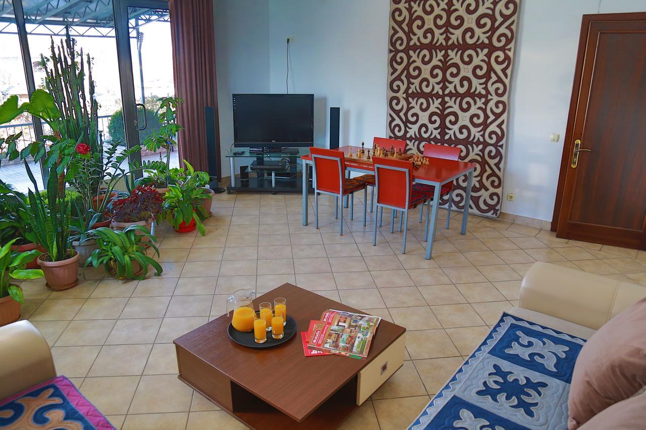 Amir Hotel Karakol Eksteriør billede